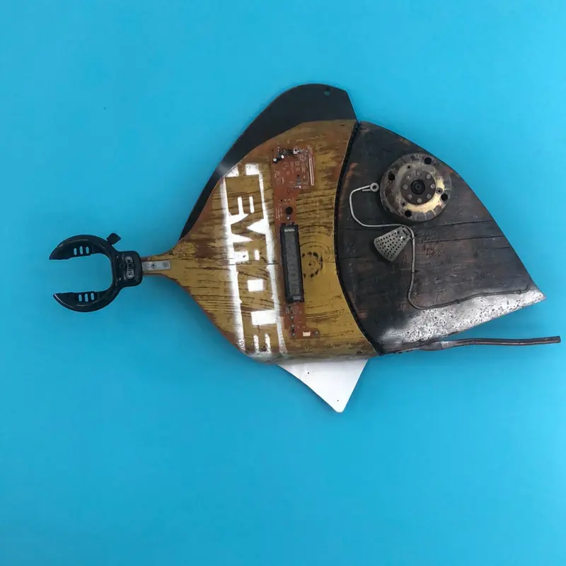 Artestò, Balena Chevrolet, legno e pezzi meccanici di scarto, 88x55x10 cm