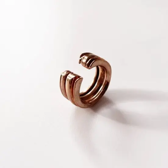 Cyrcus, Anellove "Love you", ottone placcato oro rosa, designer Giulio Iacchetti