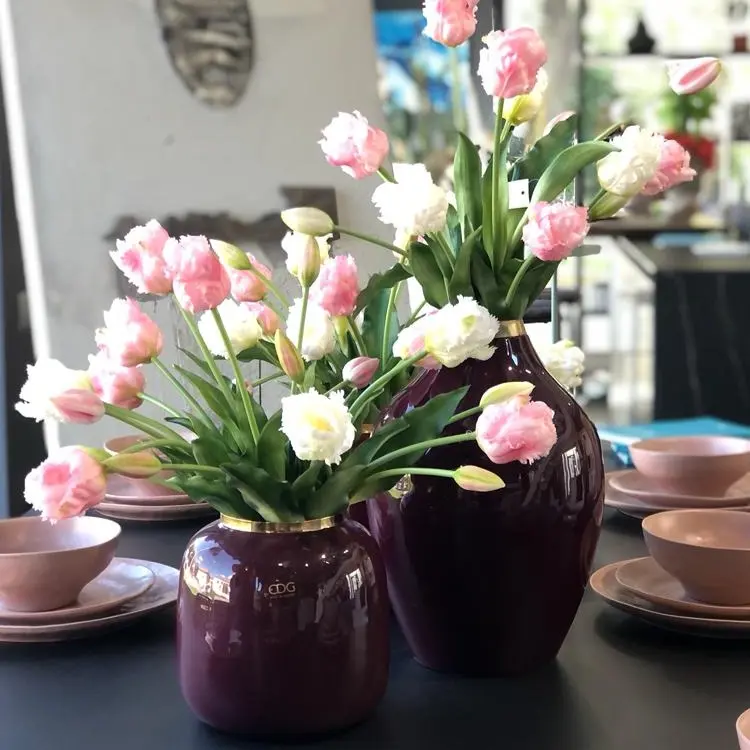 Enzo De Gasperi, vaso Charm rotondo bombato S, metallo smaltato bordeaux e bordo oro, h16