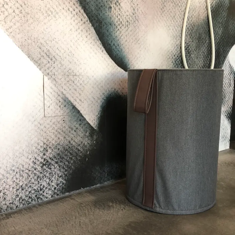 Ever life design, pouf Roll resistente all'acqua, tessuto grigio basalto melange impermeabile e maniglia marrone