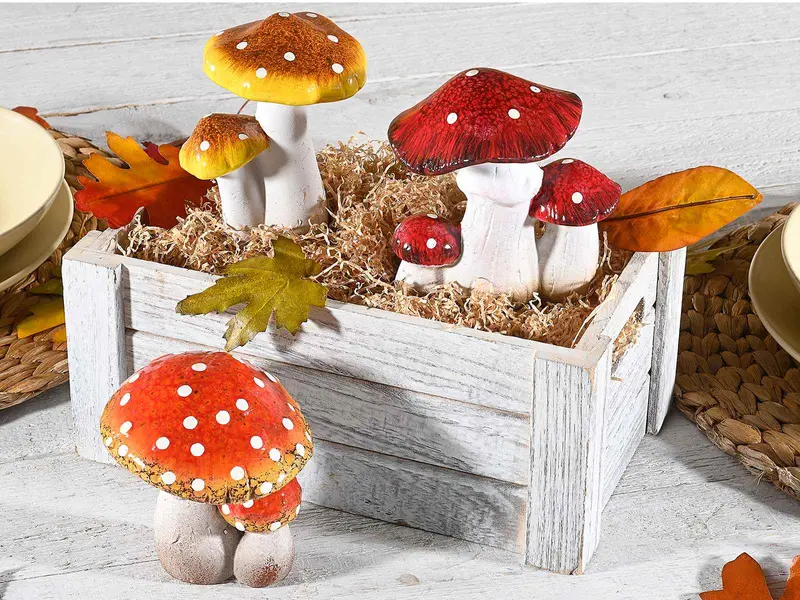 Gruppo di funghi decorativi in terracotta