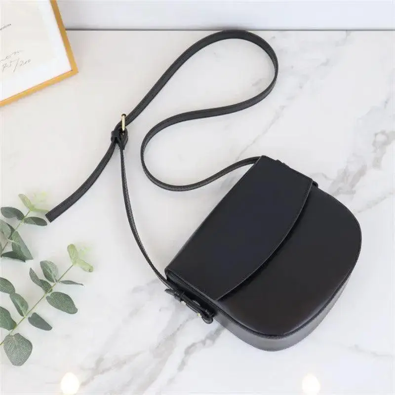 Half-round shoulder saddle bag