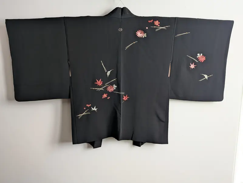 Haori con motivo di fiori e foglie ricamato