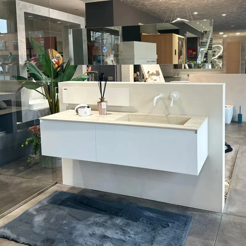 Ideagroup, mobile lavabo Cubik laccato opaco bianco neve con top + lavabo integrato in gres Laminam travertino L160 cm