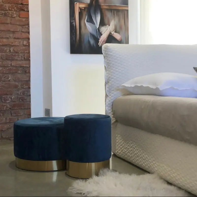 Kare, pouf "Cherry Blue", velluto blu ed ottone, 35x55x55