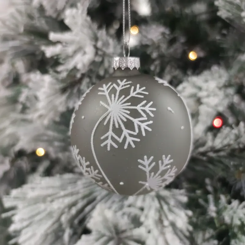 Pallina di Vetro Decorata a Mano per Albero di Natale – Grigio e Bianco Ø 8 cm