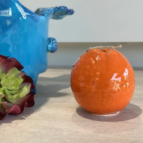 Patrizia Italiano, Vaso scultura siciliano monofore arancio fatto a mano in ceramica