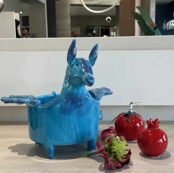 Patrizia Italiano, Vaso scultura siciliano monofore pomodoro fatto a mano in ceramica