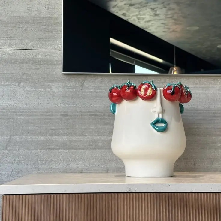 Patrizia Italiano, Vaso scultura siciliano testa Russidda con pomodori fatto a mano in ceramica, media