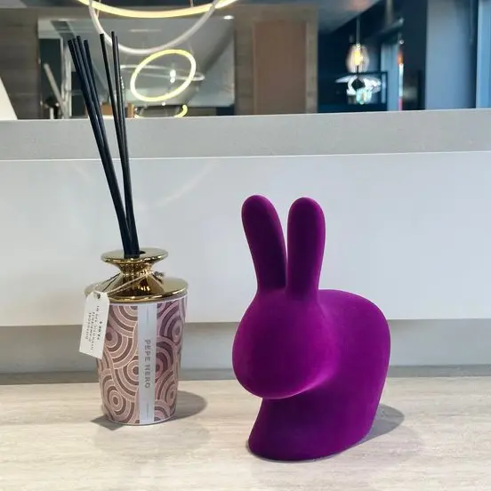 Qeeboo, Rabbit Xs Bookend, il coniglio in velluto Viola