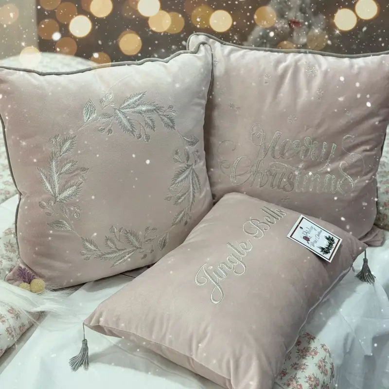 Set 3 Cuscini Natalizi "Merry Christmas" in Velluto Ricamato – 45x45 cm