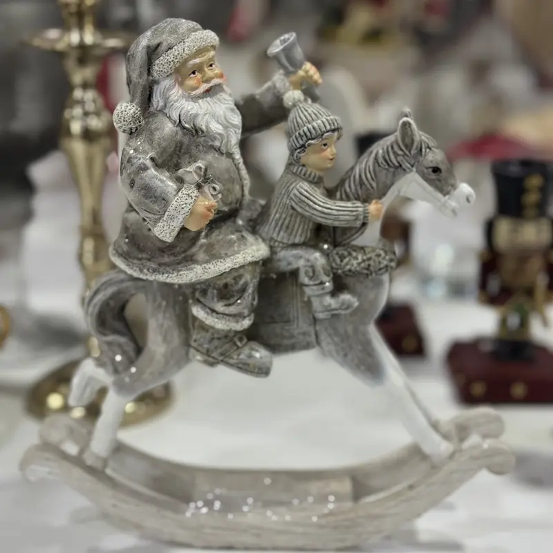Statuina Babbo Natale con Slitta – Decorazione Natalizia in Resina
