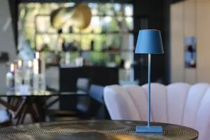 Zafferano, lampada Poldina PRO tavolo blu avio con base ricarica wireless